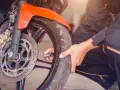 Ciśnienie w oponach motocyklowych: Czy wiesz, jak je ustawić?