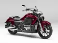 Potężna, czerwona Honda Valkyrie 1800 z chromowanymi detalami, gotowa na długie trasy.