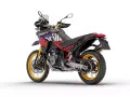 Czarny motocykl Aprilia Tuareg 660 z czerwonymi i fioletowymi akcentami, złote felgi. Dane techniczne tego modelu są imponujące.