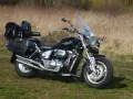 Czarny Suzuki Marauder z sakwami i oparciem, gotowy na podróż przez jesienne krajobrazy.