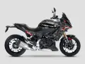 Motocykl BMW F900XR w unikalnym kamuflażowym malowaniu.