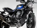 Stylowy motocykl Honda CB400 w kolorze szaro-niebieskim, z widocznym silnikiem i wydechem.