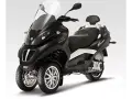 Czarny Piaggio MP3 400 z trzema kołami, idealny do miasta. Sprawdź piaggio mp3 400 dane techniczne.