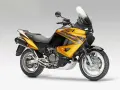 Złoty motocykl Honda Varadero 1000, gotowy na przygodę. Dane techniczne tego turystycznego potwora zachęcają do podróży.
