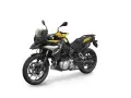 Czarno-żółty motocykl BMW F750GS gotowy na przygodę.