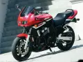 Czerwony motocykl Yamaha Fazer 600. Poznaj jego dane techniczne i poczuj wolność na drodze.