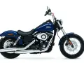 Granatowy Harley-Davidson Dyna Street Bob gotowy na podbój ulic. Klasyczny styl i moc.