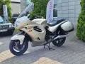Złoty motocykl Triumph Trophy 1200, gotowy do podróży. Dane techniczne tego klasyka są imponujące.