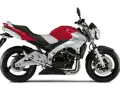 Suzuki GSR w czerwono-srebrnej odsłonie, gotowy na miejskie wyzwania.