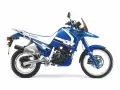 Niebieski motocykl Suzuki DR 800 BIG. Dane techniczne tego modelu to potężny silnik i terenowe możliwości.