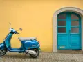Jak wygląda motorower? Odróżnij go od skutera i wybierz swój!