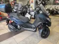 Trójkołowy skuter Piaggio MP3 300 w salonie. Sprawdź piaggio mp3 300 dane techniczne, by poznać jego możliwości.