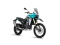 Turkusowy motocykl Kove 800X Rally gotowy na przygodę.