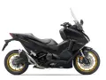 Czarny skuter Honda Forza 750 z złotymi felgami. Potężny silnik sugeruje dużą prędkość maksymalną.
