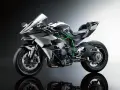 Kawasaki H2R, błyszczący, sportowy motocykl z zieloną ramą i elementami z włókna węglowego, gotowy do wyścigu.