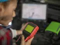 Mechanik z urządzeniem diagnostycznym i laptopem.