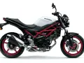 Biały motocykl Suzuki SV 650 z czerwonym stelażem, idealny do miasta. Poznaj suzuki sv 650 dane techniczne.