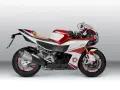 Elegancki motocykl Bimota KB4 w kolorze białym i czerwonym z brązowym siedzeniem, gotowy do jazdy.