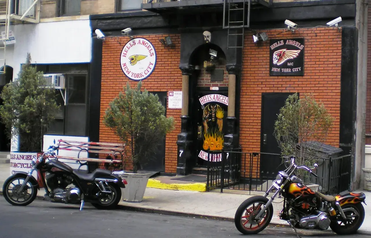 Budynek Hells Angels w Nowym Jorku z motocyklami przed wejściem.
