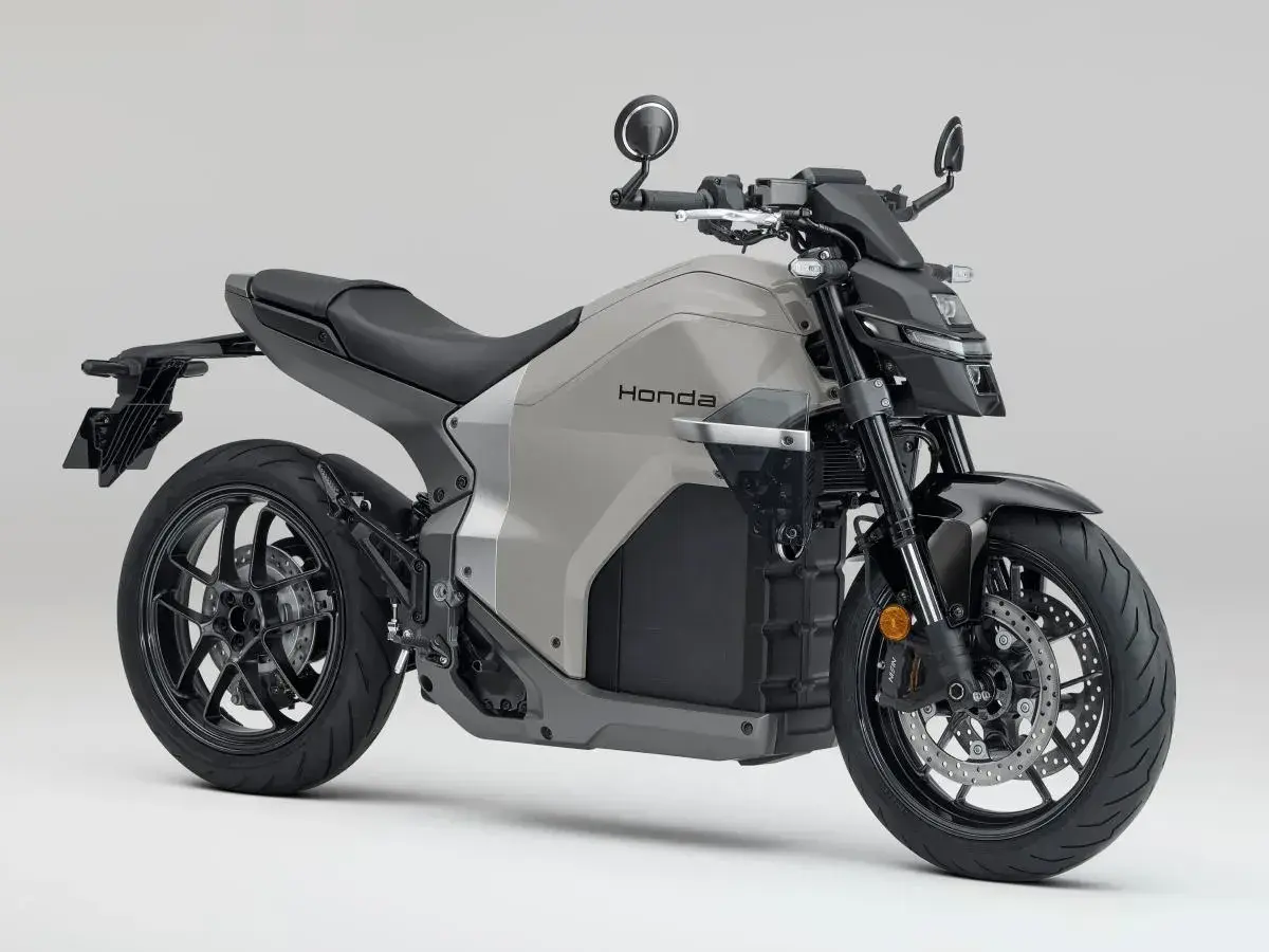 Nowoczesny, szary japoński motocykl Honda z czarnymi akcentami, gotowy na podbój miejskich ulic.