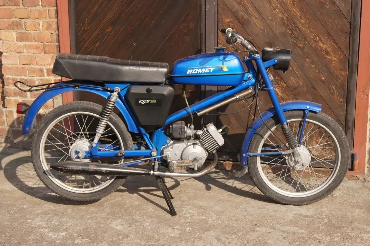 Niebieski Romet Ogar 205, klasyk z lat 80. Poznaj ogar 205 dane techniczne i poczuj ducha minionej epoki.