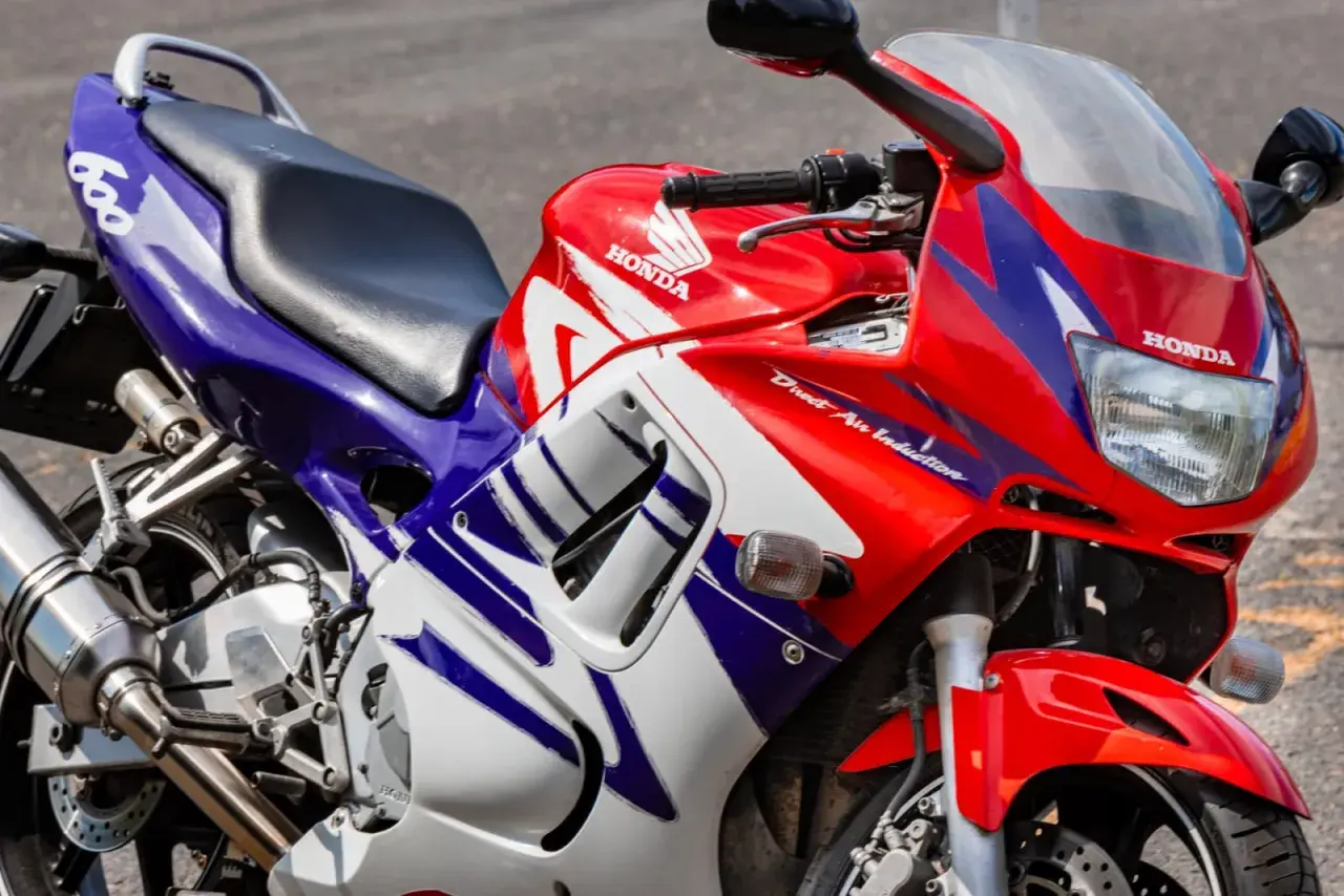 Sportowy motocykl Honda CBR F3 w czerwono-biało-niebieskich barwach.