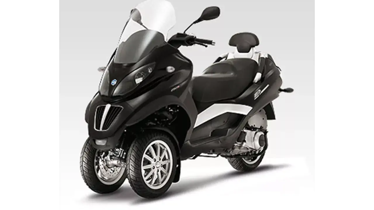 Czarny Piaggio MP3 400 z trzema kołami, idealny do miasta. Sprawdź piaggio mp3 400 dane techniczne.