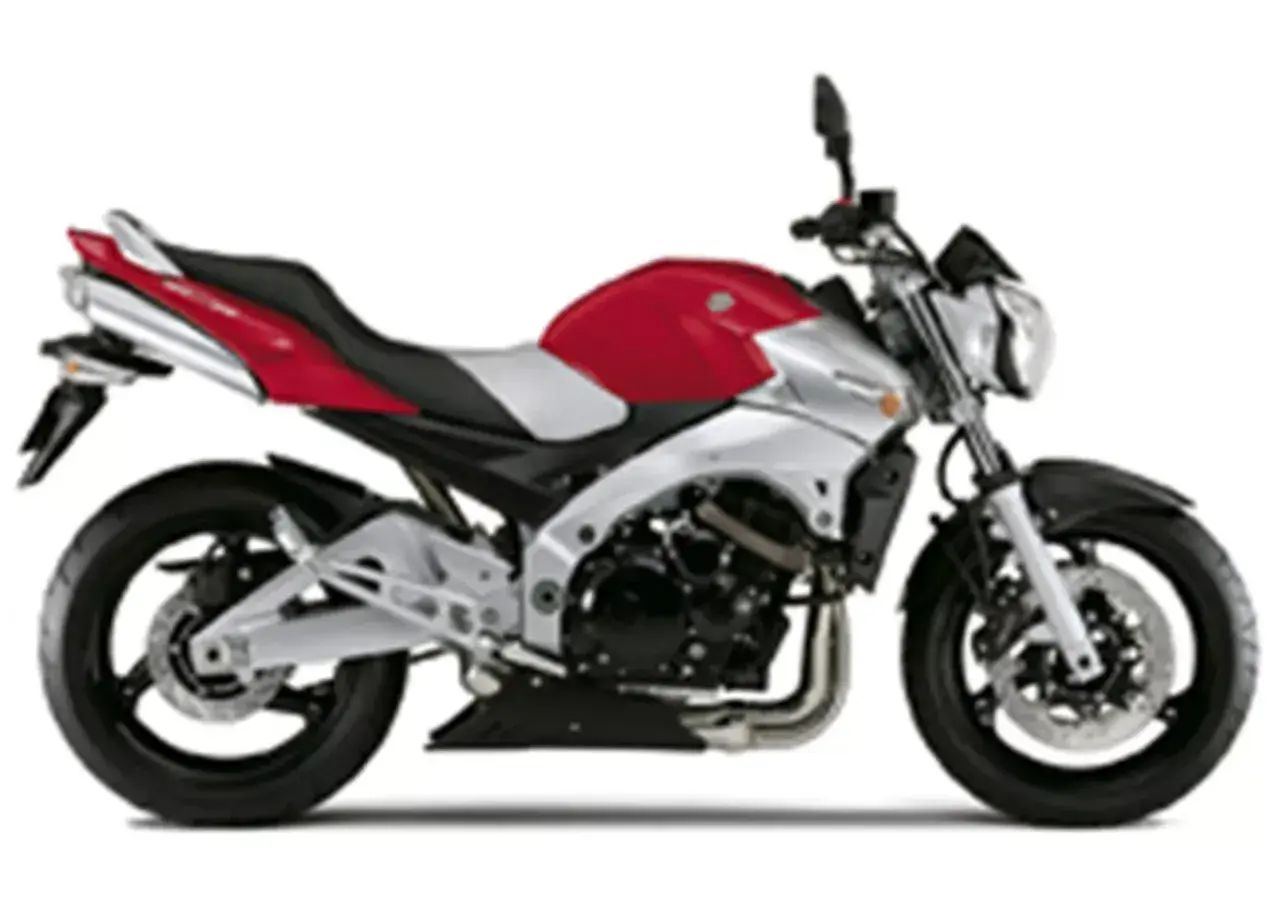 Suzuki GSR w czerwono-srebrnej odsłonie, gotowy na miejskie wyzwania.