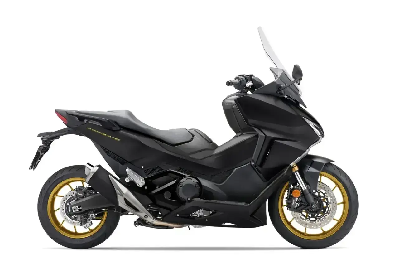 Czarny skuter Honda Forza 750 z złotymi felgami. Potężny silnik sugeruje dużą prędkość maksymalną.