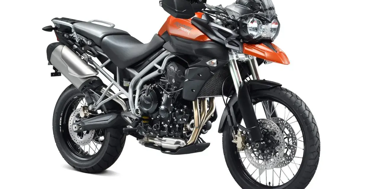 Pomarańczowy motocykl adventure Triumph Tiger 800 XC. Sprawdź jego dane techniczne i przygotuj się na wyprawę!
