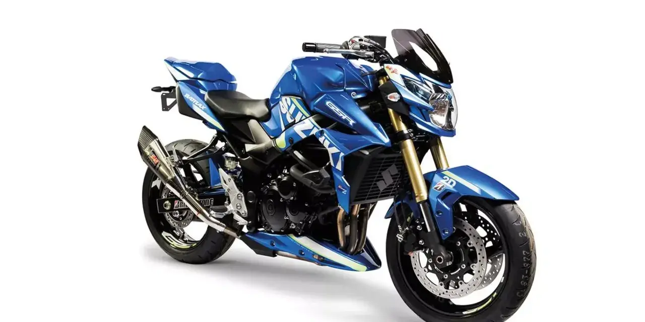 Niebieski Suzuki GSR 750 z tuningowym wydechem. Choć piękny, warto rozważyć jego wady przed zakupem.