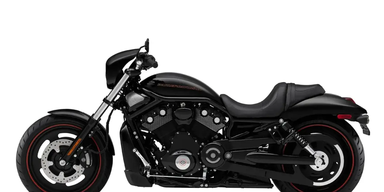 Czarny Harley-Davidson V-Rod Night Rod z czerwonymi akcentami na felgach. Potężny silnik i sportowy wygląd.
