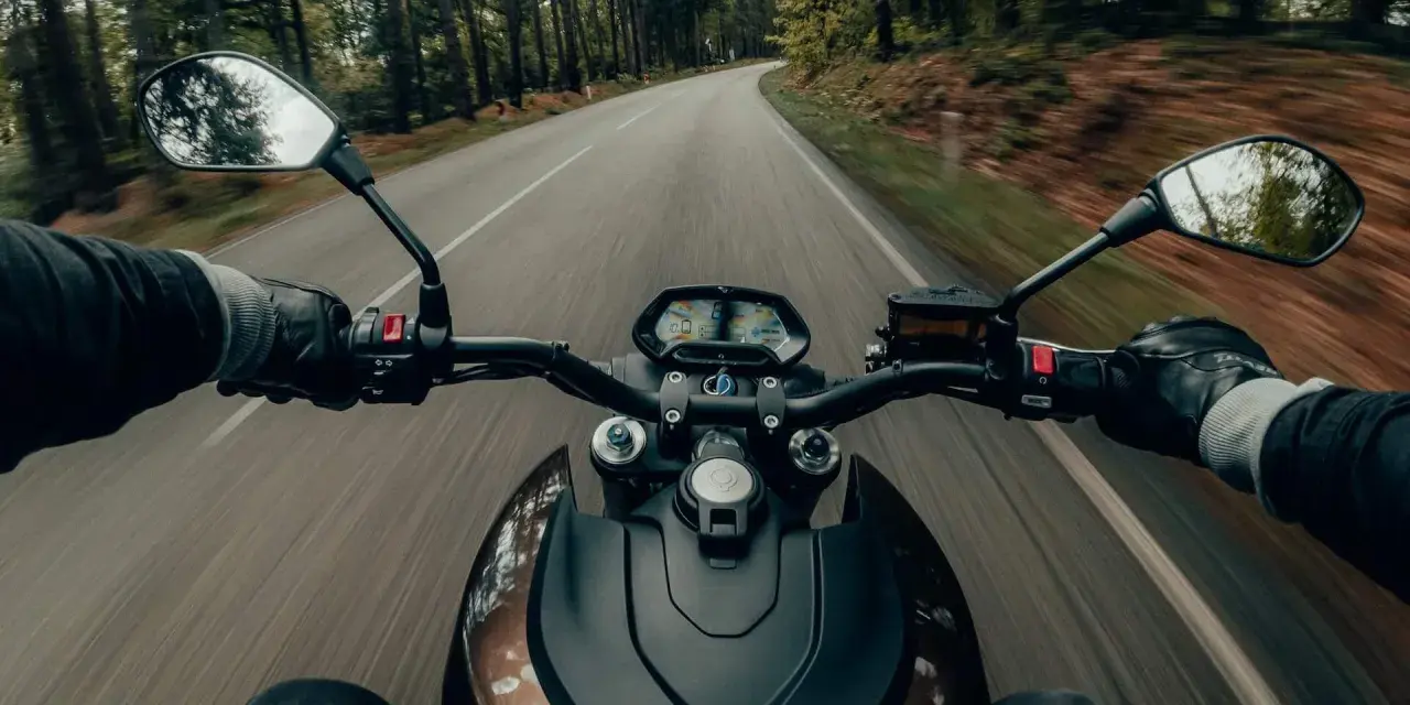 Odkryj Bieszczady na motocyklu: Trasy, porady, niezapomniane widoki