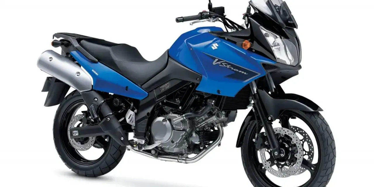 Niebieski Suzuki V-Strom 650. Poznaj jego dane techniczne i możliwości.