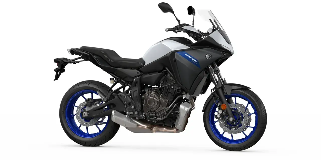 Yamaha Tracer 700 dane techniczne: sportowo-turystyczny motocykl z silnikiem CP2, czarno-biały, z niebieskimi felgami.