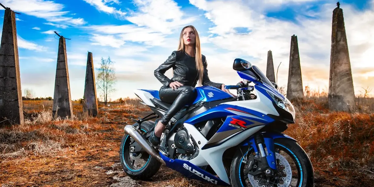Kobieta na sportowym Suzuki GSX-R. Idealny motocykl na 190 wzrostu, by poczuć wolność.
