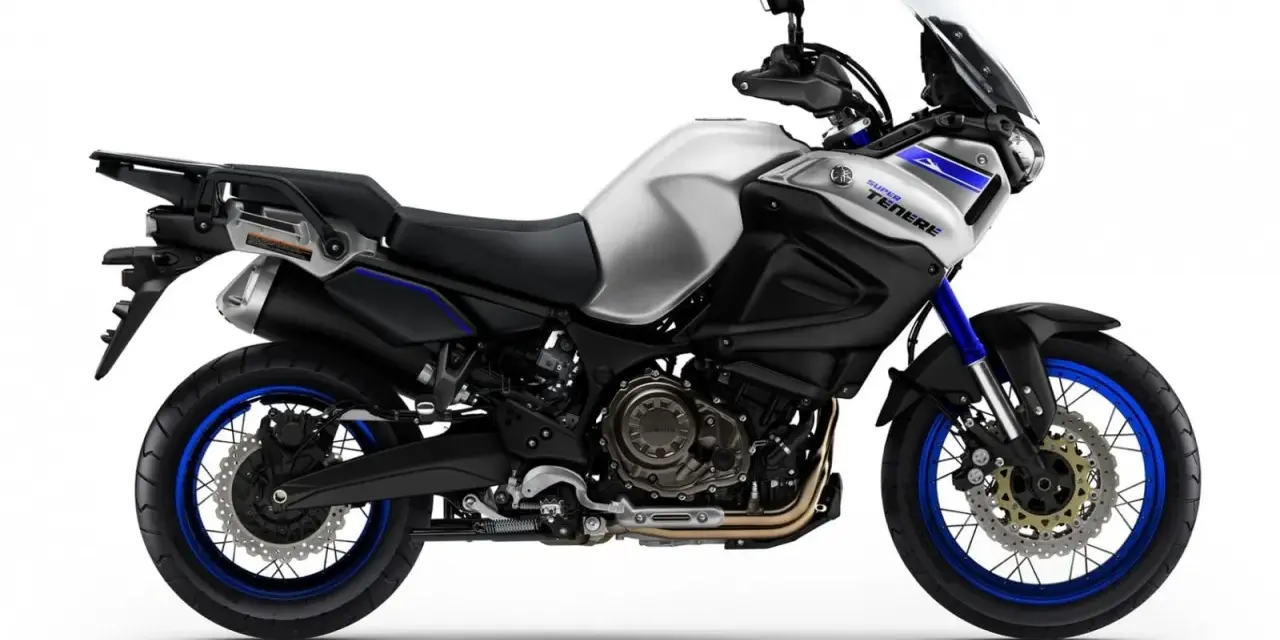 Srebrno-czarny motocykl Yamaha Super Tenere 1200 z niebieskimi akcentami, gotowy na przygodę. Dane techniczne dostępne dla każdego podróżnika.