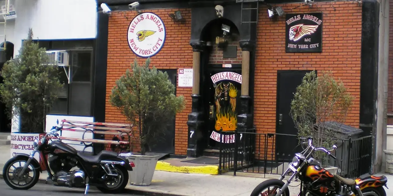 Budynek Hells Angels w Nowym Jorku z motocyklami przed wejściem.