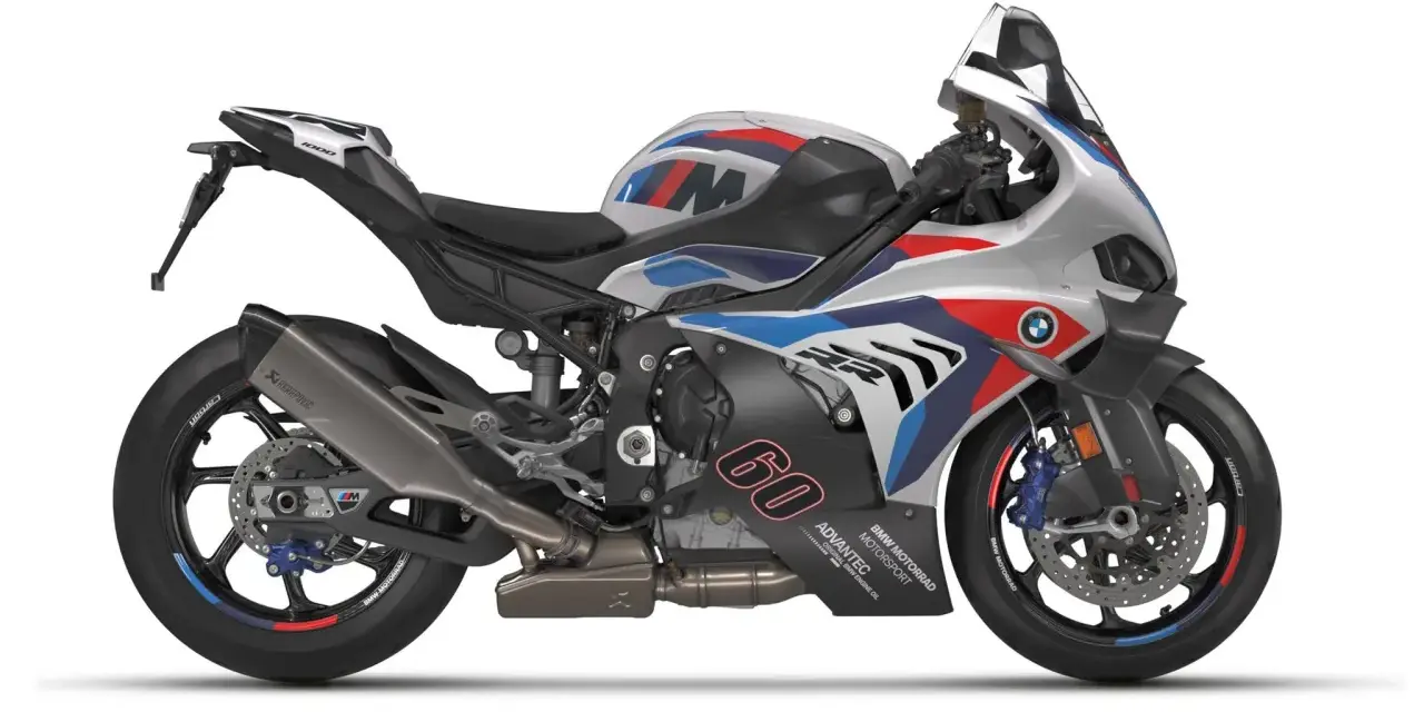 Sportowy motocykl BMW M1000RR w barwach M z numerem 60.