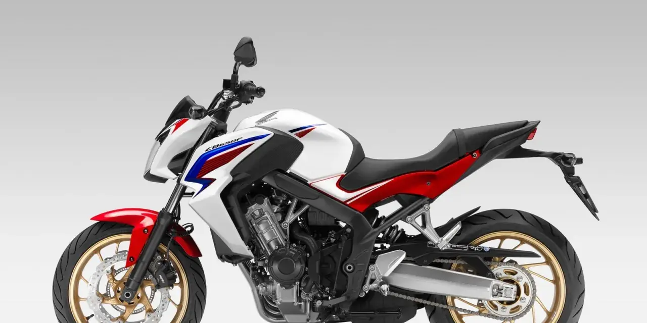 Sportowy motocykl Honda CB650F w białym, czerwonym i niebieskim malowaniu. Szczegółowe honda cb650f dane techniczne dostępne online.