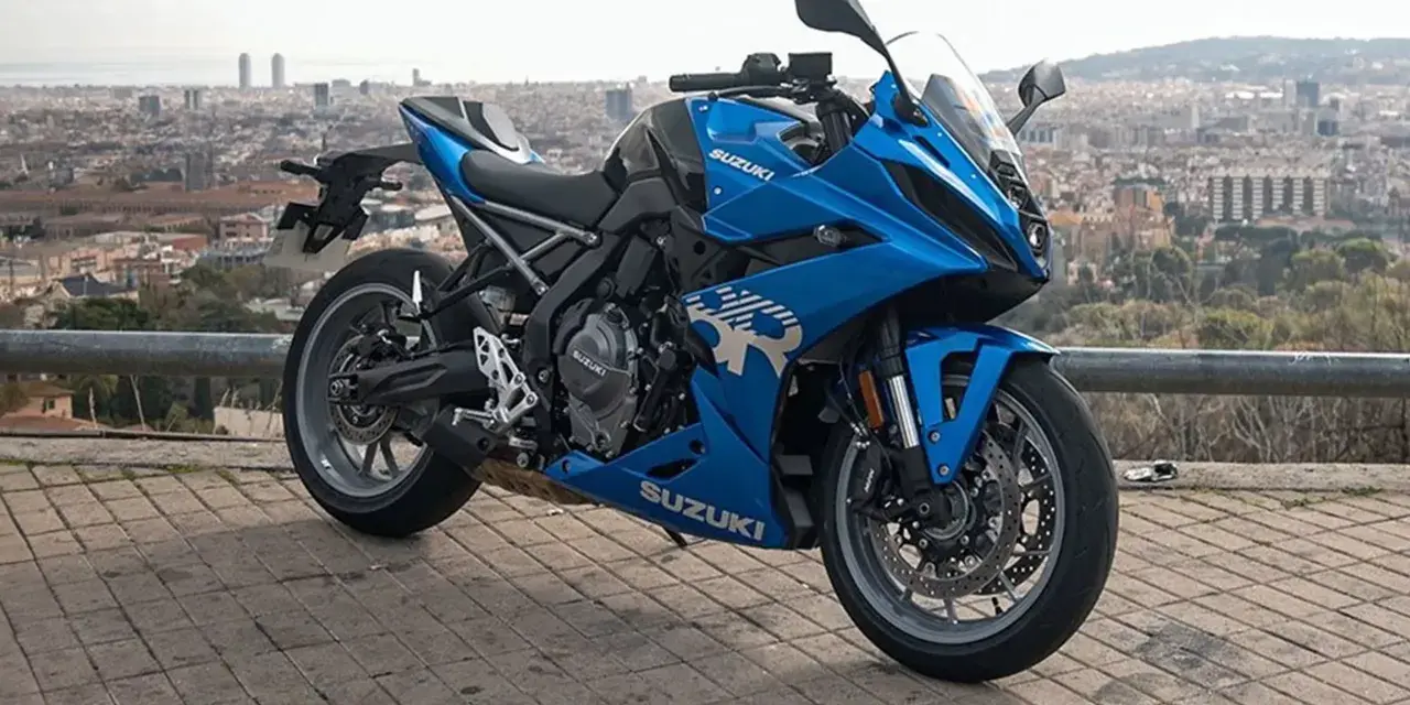 Niebieski motocykl sportowy Suzuki GSX na tle miasta.