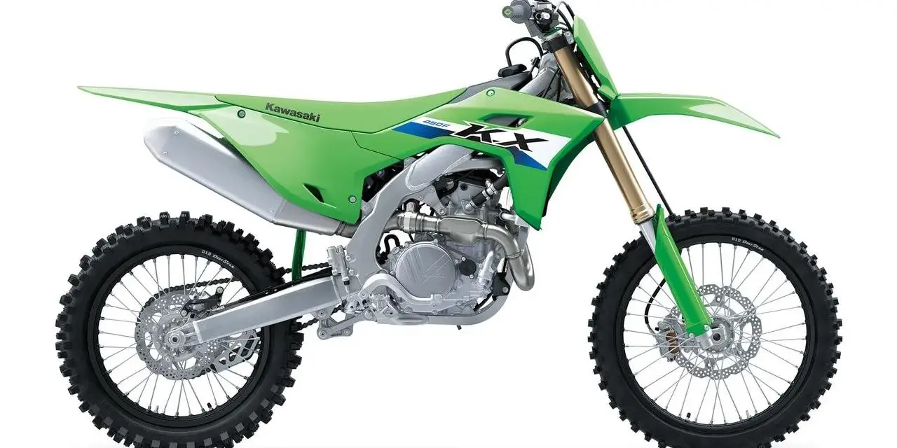 Zielony motocykl Kawasaki KXF 450. Poznaj jego dane techniczne i możliwości terenowe.
