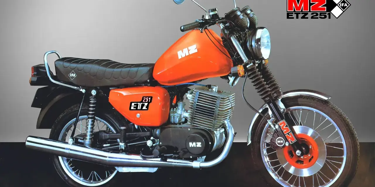 Pomarańczowy MZ ETZ 251, legendarny motocykl, który w zależności od wersji miał od 17 do 22 KM.