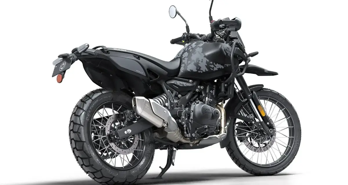Czarny motocykl Royal Enfield Himalayan z szarym kamuflażem na baku, gotowy na każdą wyprawę.