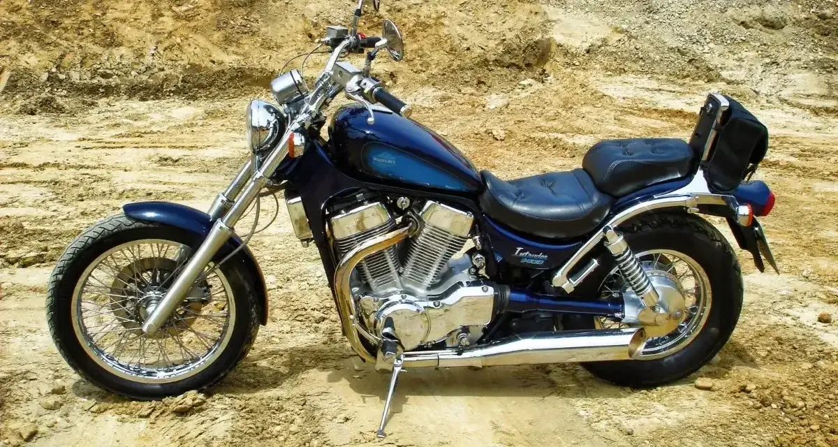 Suzuki Intruder 1400: klasyczny cruiser, idealny na długie trasy. Wady i zalety tego modelu to m.in. komfort, moc i styl.