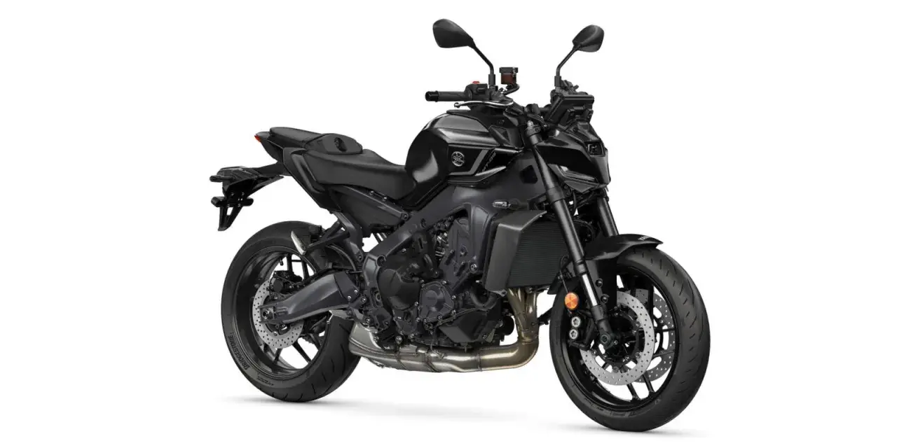 Czarny motocykl Yamaha MT09, gotowy do podboju miejskich ulic. Agresywny wygląd i sportowy charakter.