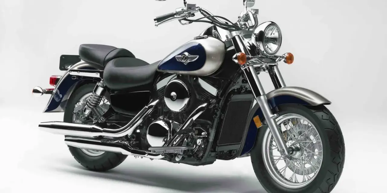 Błyszczący Kawasaki Vulcan 1500, klasyczny cruiser. Choć piękny, warto znać jego potencjalne wady przed zakupem.