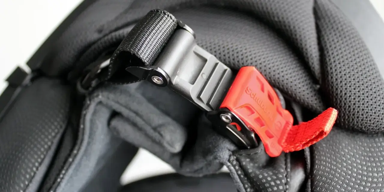 Jak prawidłowo zapiąć kask motocyklowy? Sekrety DD i Microlock.