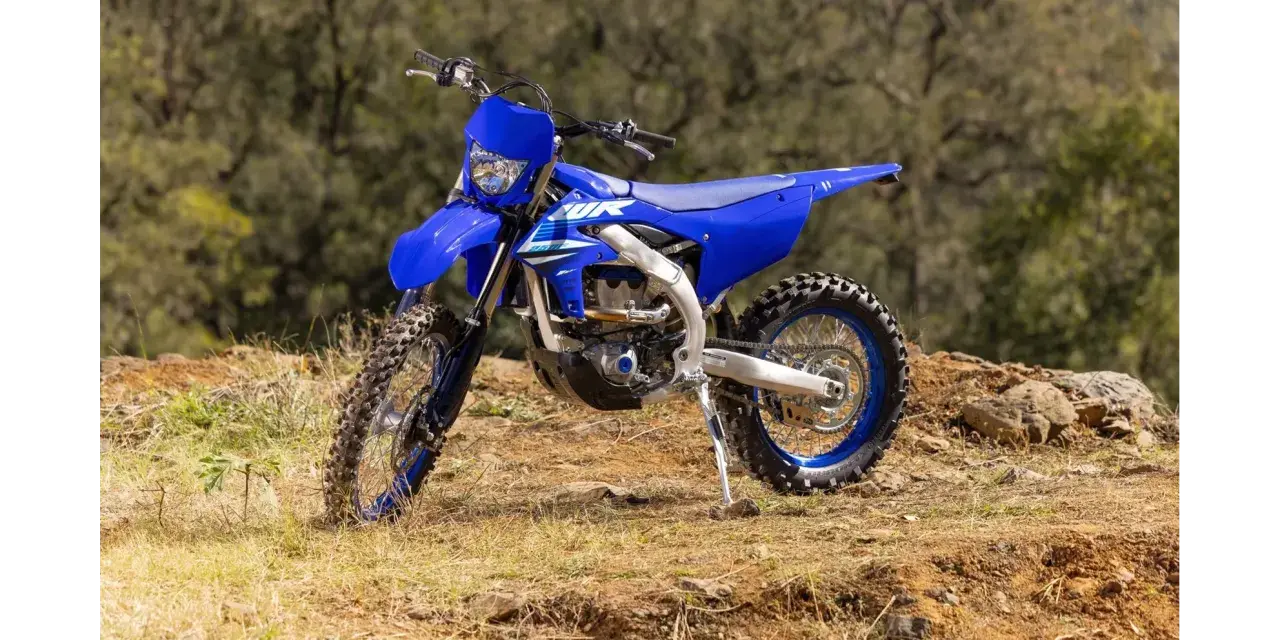 Niebieski motocykl Yamaha WR250F na tle leśnym. Szczegółowe yamaha wr 250 f dane techniczne dostępne dla miłośników off-roadu.