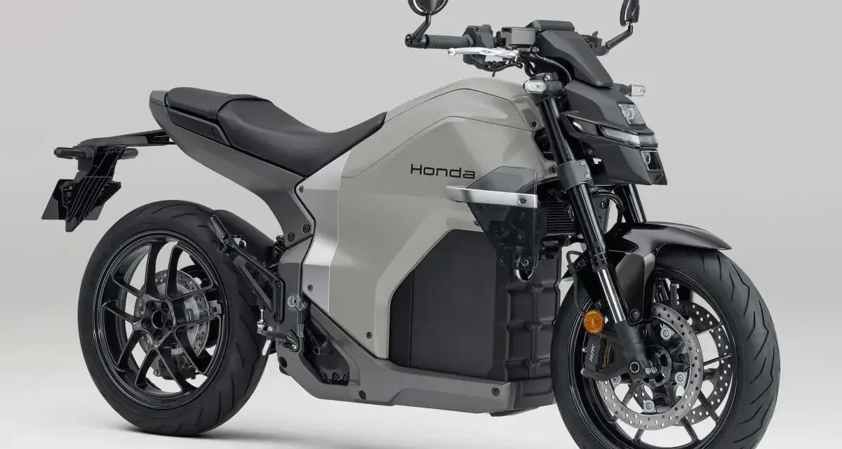 Nowoczesny, szary japoński motocykl Honda z czarnymi akcentami, gotowy na podbój miejskich ulic.